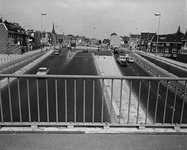 851236 Gezicht op de oostelijke toerit van de pas geopende Daalsetunnel te Utrecht, vanaf de voetgangersbrug, die de ...